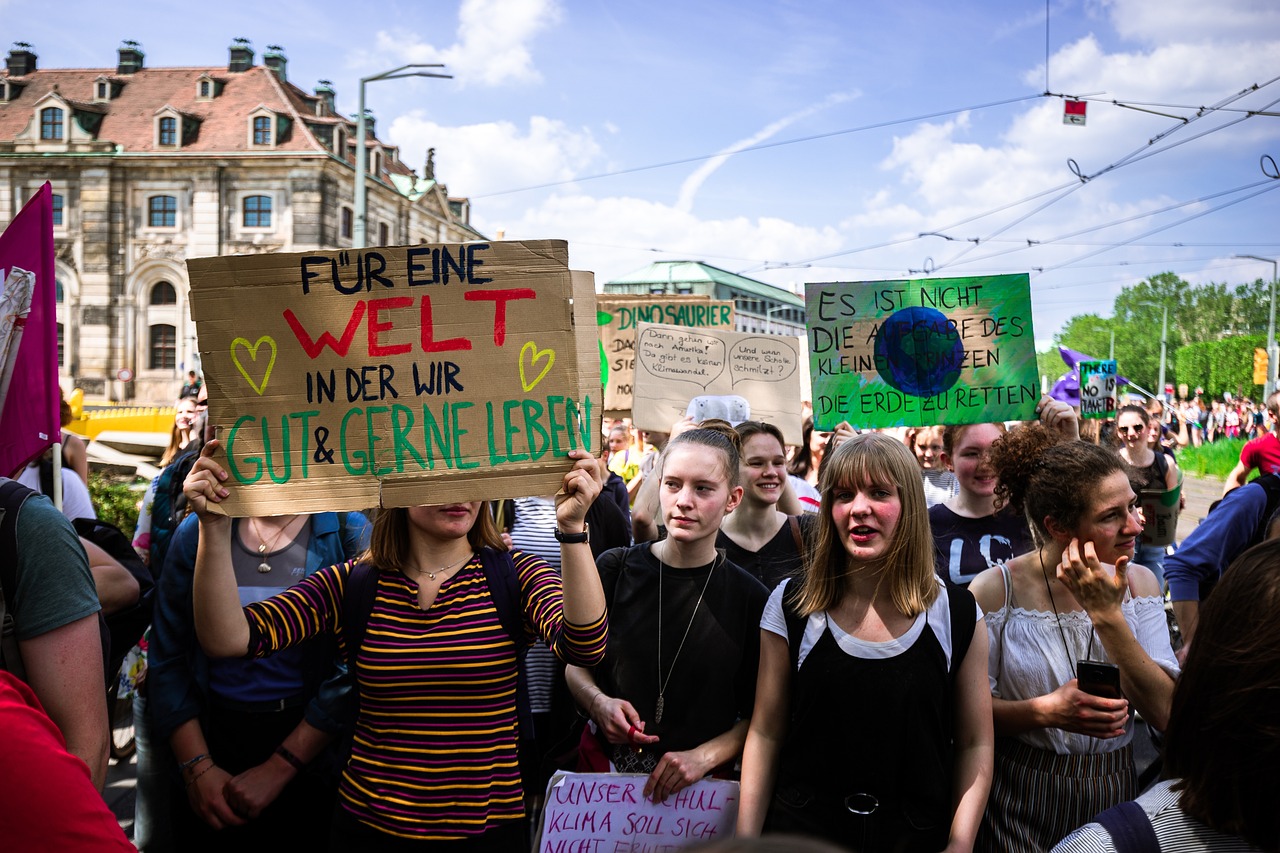 klimaschützer setzen sich engagiert für den erhalt unseres planeten ein und kämpfen für nachhaltige umweltpolitik und den klimaschutz.